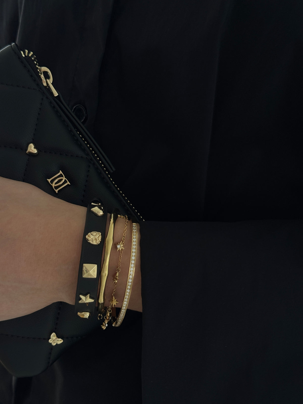 LEATHER SIGN STUD BRACELET BLACK